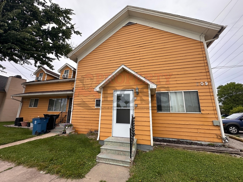 North Liberty House: 209 East Center Street #1B