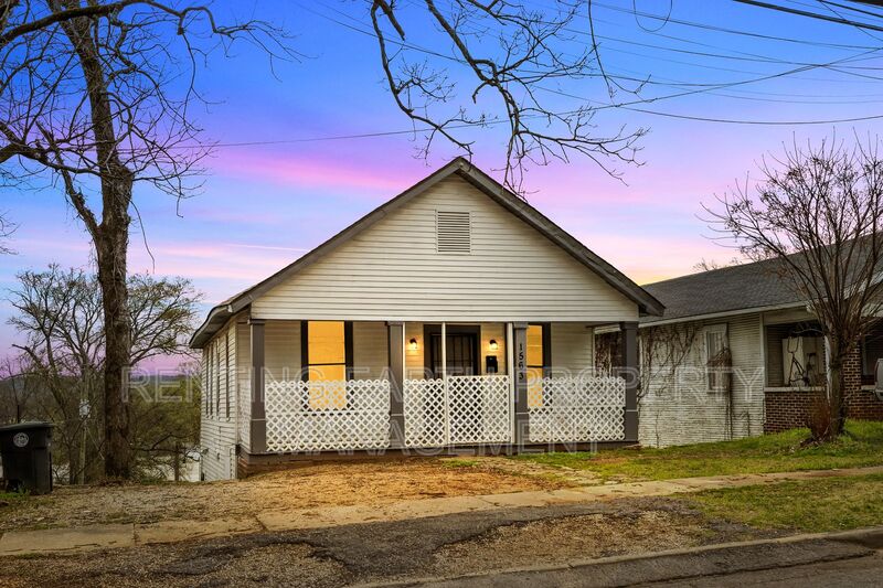 Birmingham House: 1563 Martin Ave