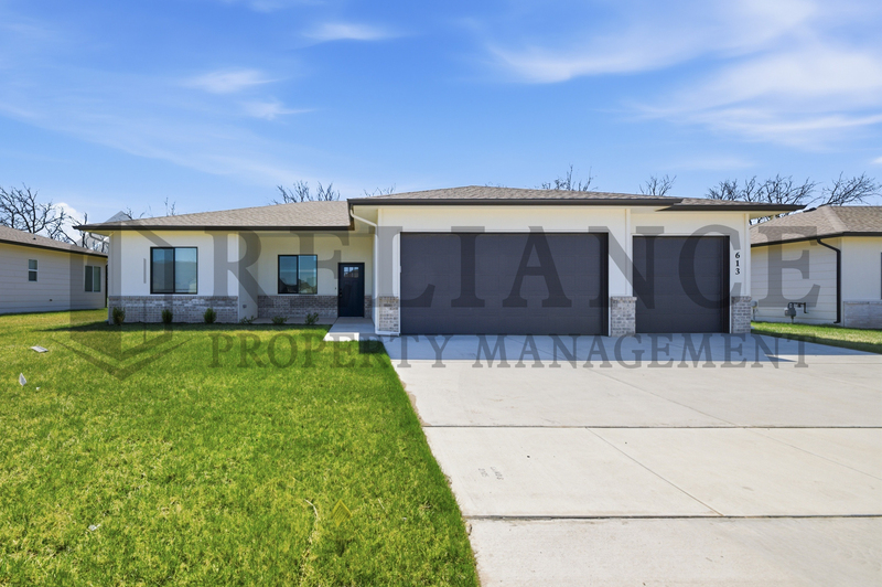 Valley Center House: 707 E Elmwood St