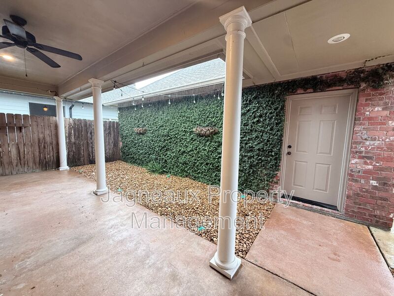 Lake Charles House: 2137 La Cache Dr