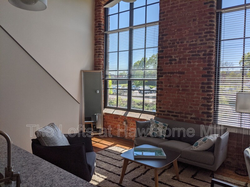 Charlotte Condo: 1101 Hawthorne Lane