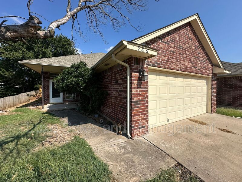 Edmond House: 706 Rockridge Circle