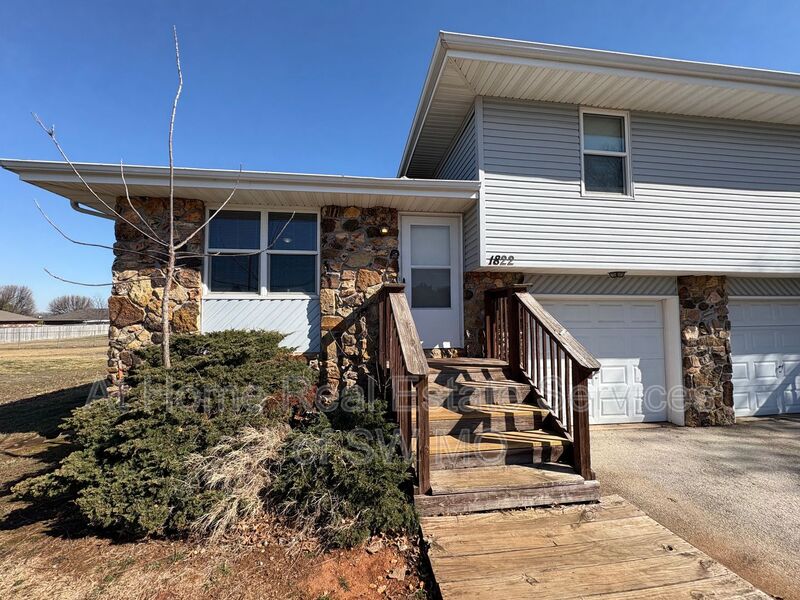 Nixa Townhome: 1822 Tower Circle