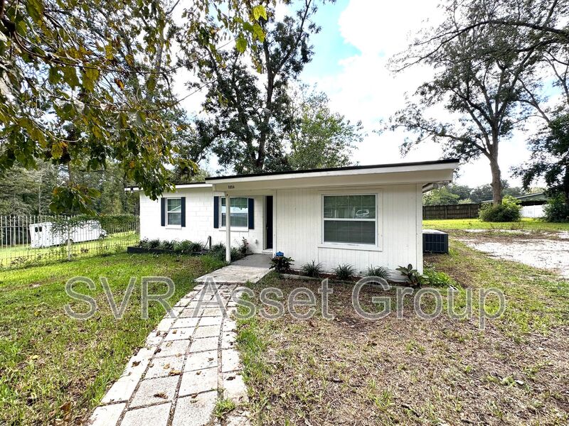 Jacksonville House: 8054 Graff Lane