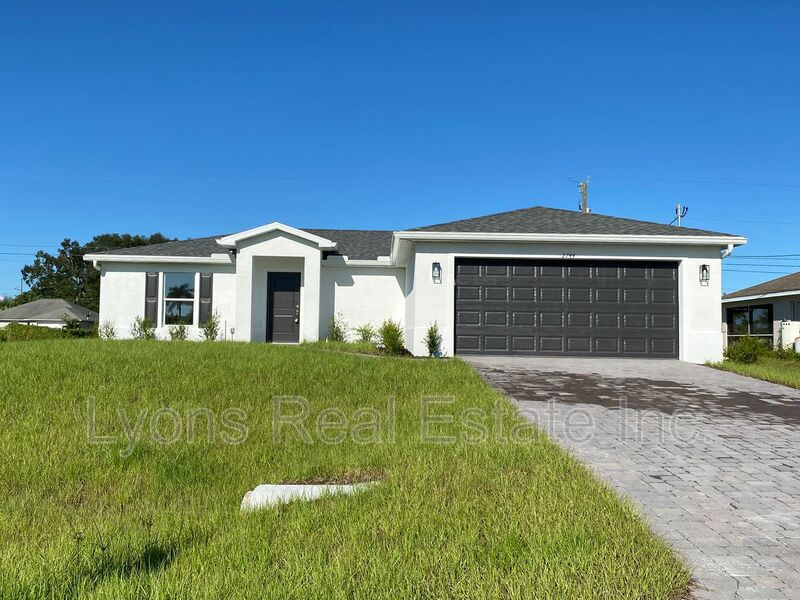 Cape Coral House: 2744 NE 5th Pl