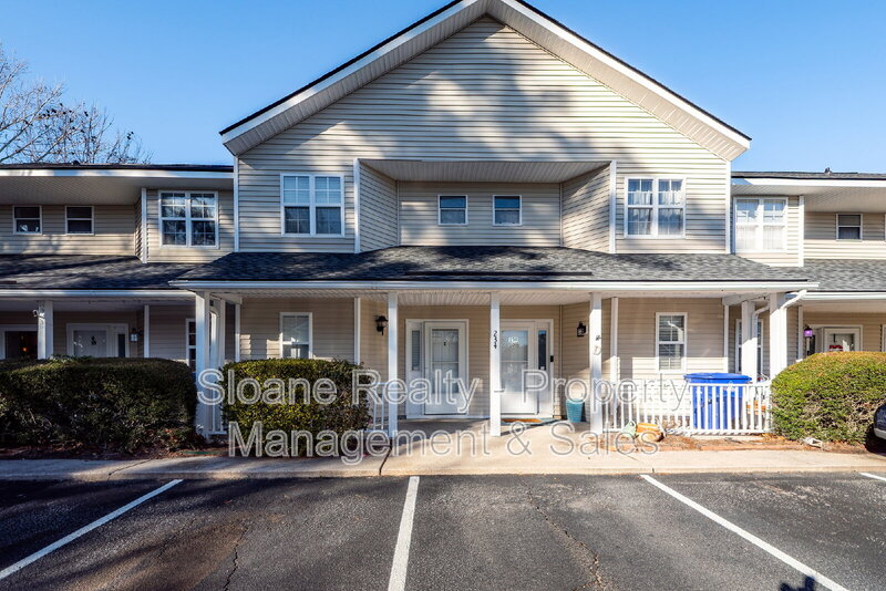 Charleston House: 234 4C Stefan Dr