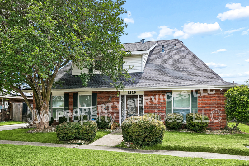 Metairie House: 3228 Lake Trail Dr
