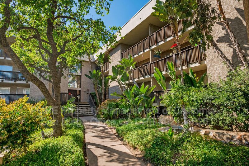 San Diego House: 6406 Friars Road