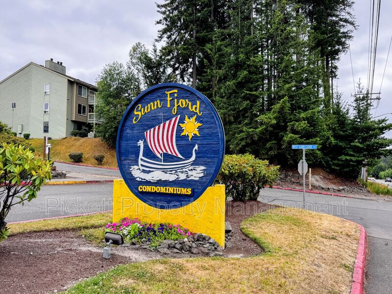Bremerton House: 1700 W Sunn Fjord Ln