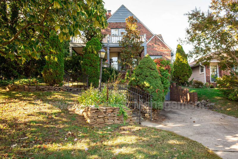 Collingswood House: 319 N Newton Lake Dr