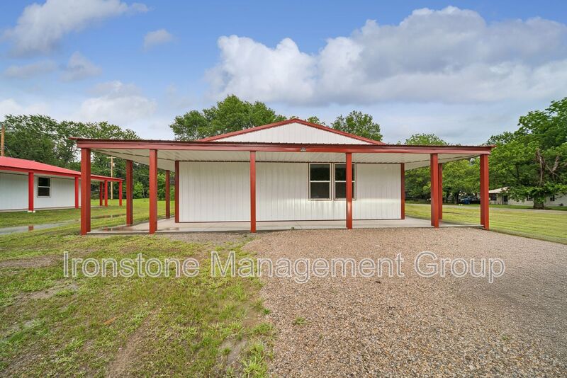 Nowata House: 848 South Pine Street