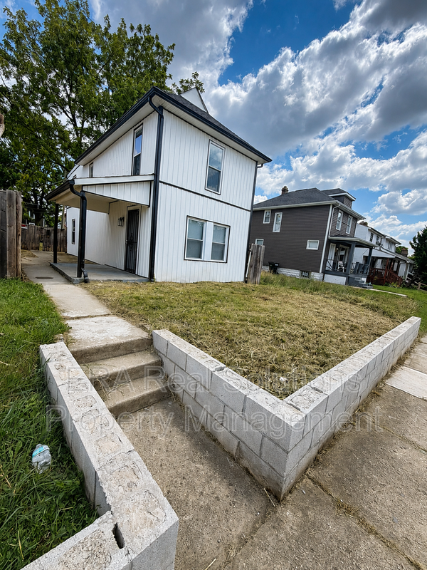 Columbus House: 126 South Oakley Ave