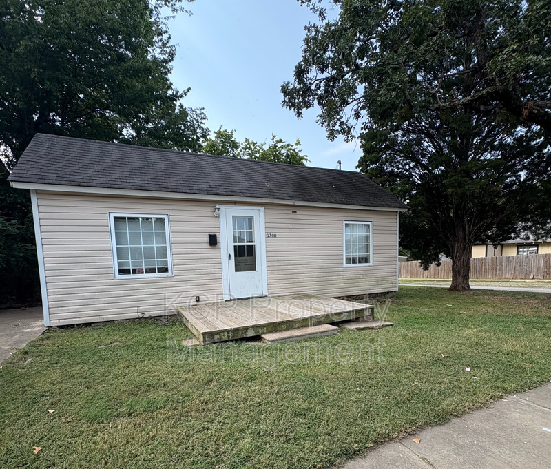 Fort Smith House: 1700 South T