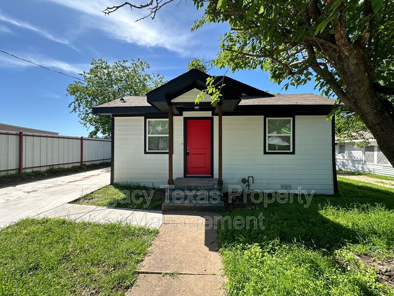 Cleburne House: 112 W Wilson