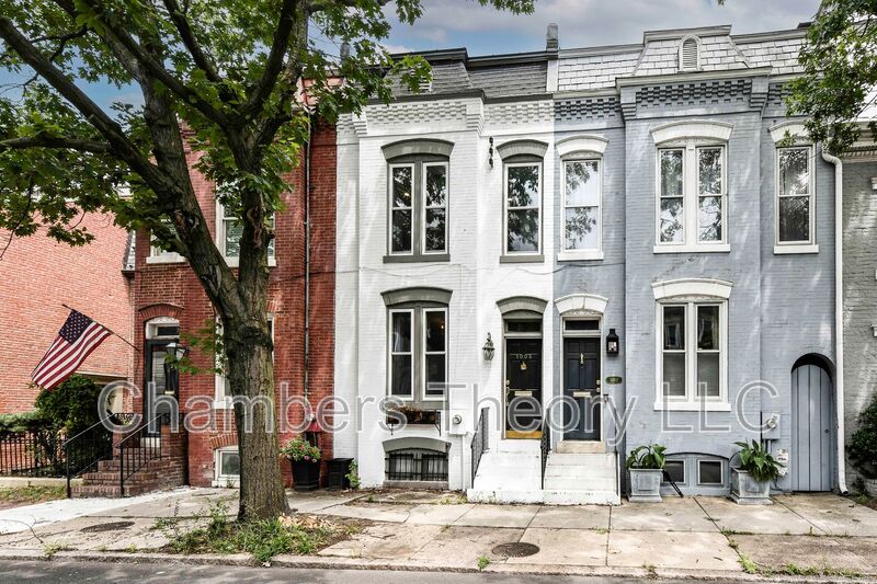 Alexandria House: 1005 Duke St