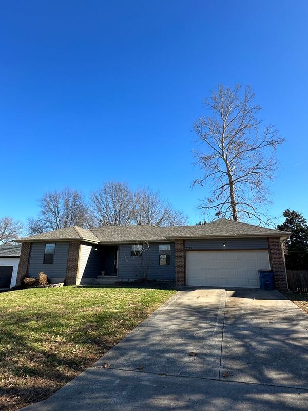 Springfield House: 5726 S Franklin Ave