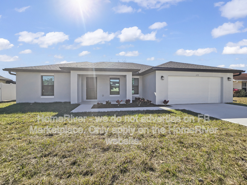 Palm Bay House: 650 Binney St NE