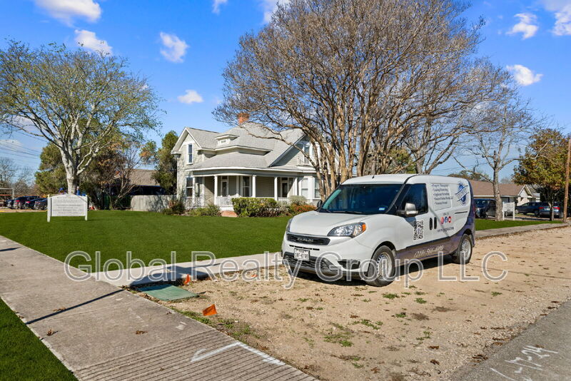 Kyle Condo: 802 W Center St