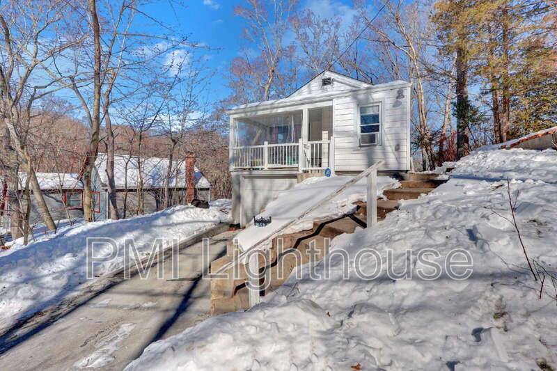 Sound Beach House: 117 Upton Dr