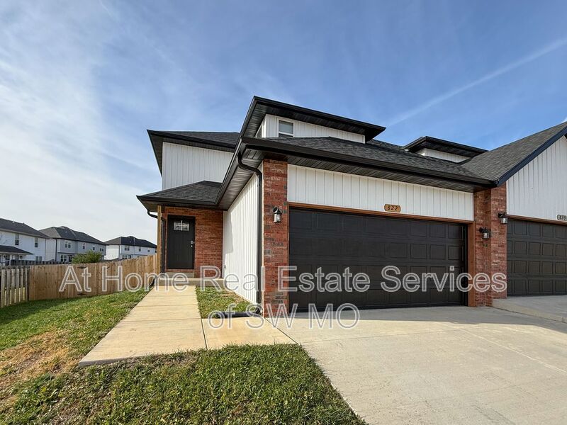 Ozark Condo: 822 E Watermill Cir