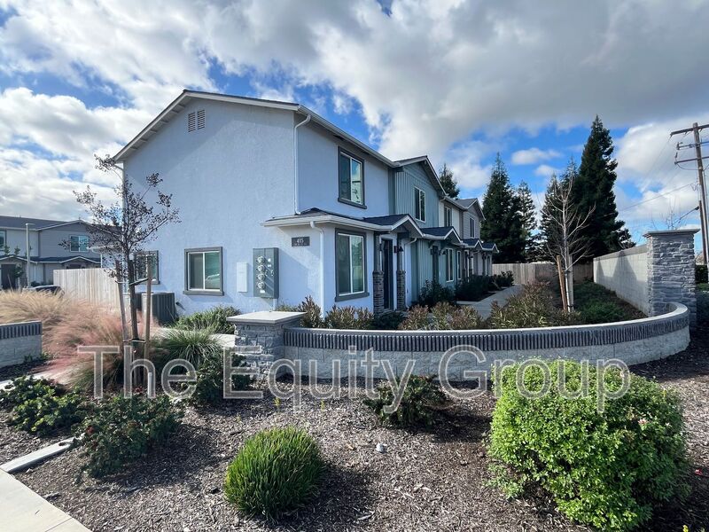 Visalia Condo: 405 S Summit Street