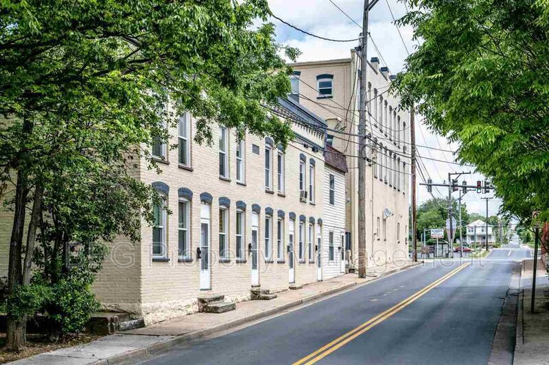 Harrisonburg House: 20 W Wolfe