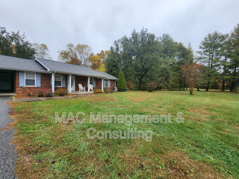 Bloomington Springs House: 4914 South Grundy Quarles Highway