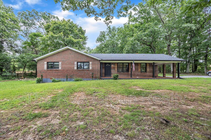 Madison Heights House: 580 Dixie Airport Road