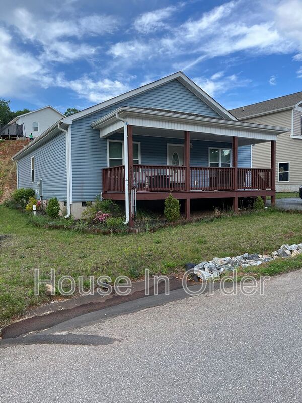 Mars Hill House: 542 Quinn Hill Lane