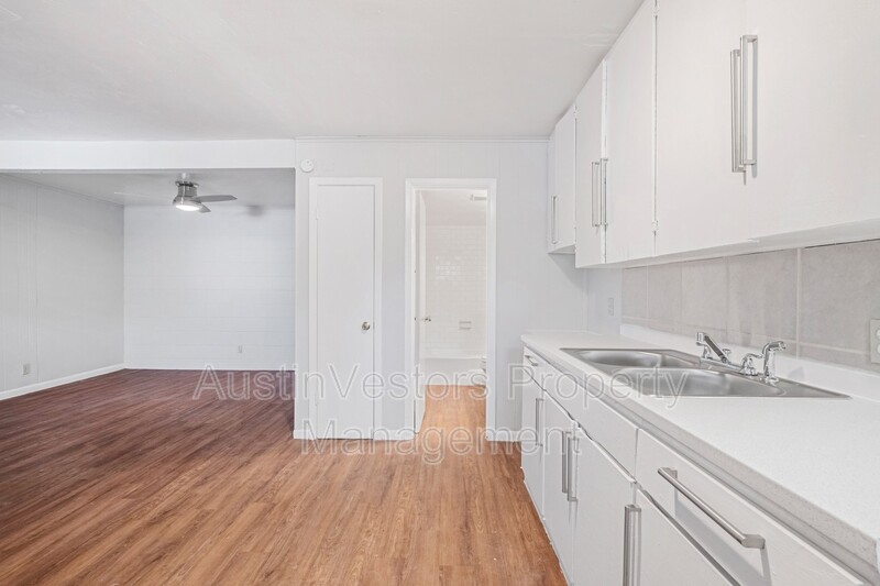 Austin Condo: 901 Springdale Rd