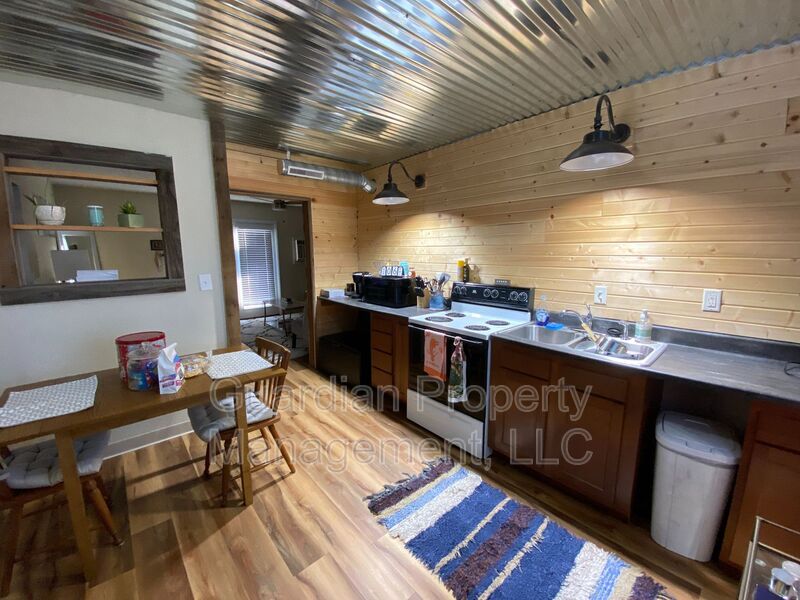 Maryville House: 519 W 8th