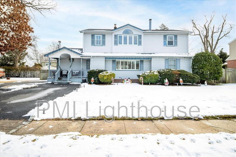 West Babylon House: 654 Bermuda Rd