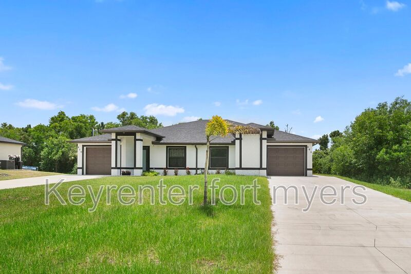 Lehigh Acres House: 668 CHEMSTRAND ST E