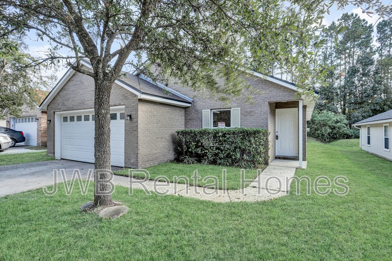 Jacksonville House: 8518 Maple St