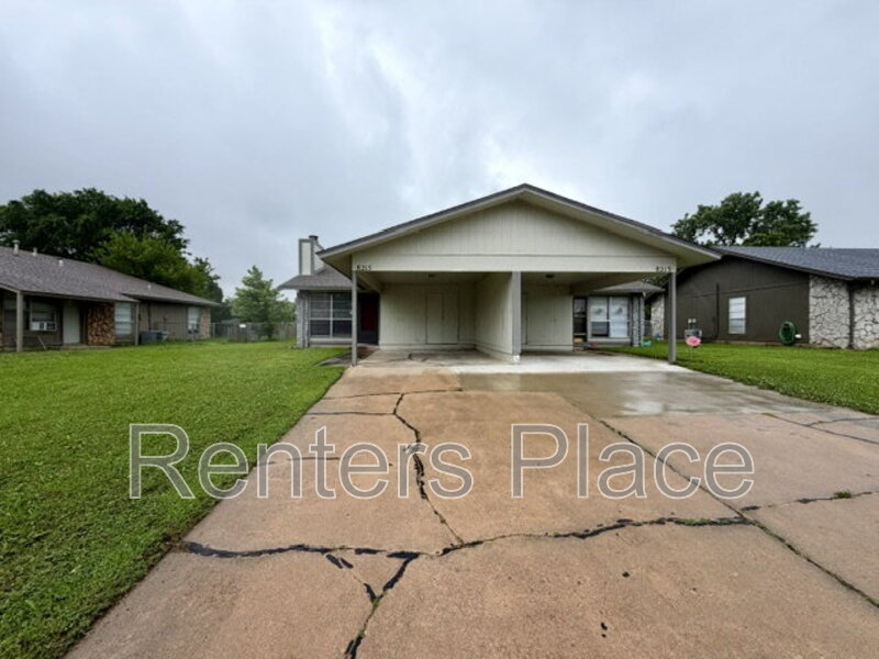 Owasso House: 8215 N 117th E Ave