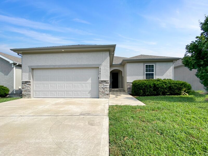 Raymore House: 206 Coleen Dr