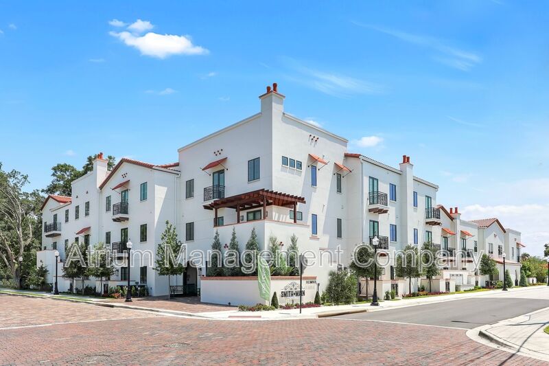 Winter Garden Condo: 11 East Smith Street