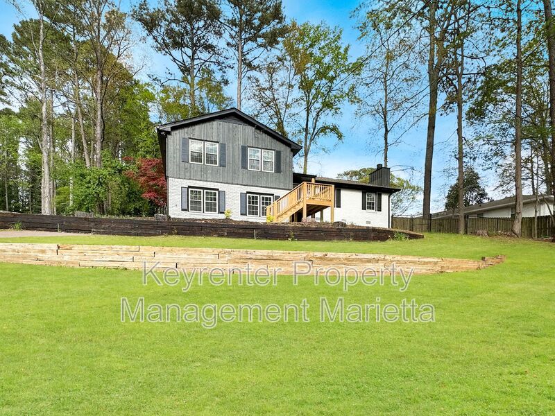 Marietta House: 651 Inglis Dr. SE