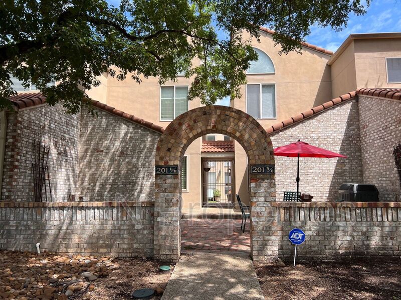 UNIQUE 2 bed/2.5 bath/2car garage urban abode in Historic Monte Vista, minutes from Pearl, Downtown, and St. Mary's! - Slider navigation 1