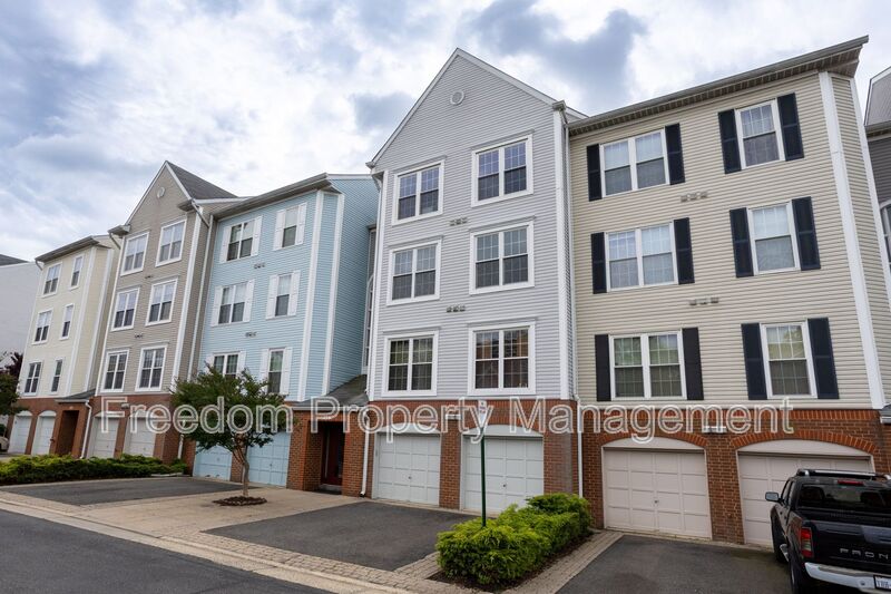 Alexandria Condo: 279 S Pickett St.