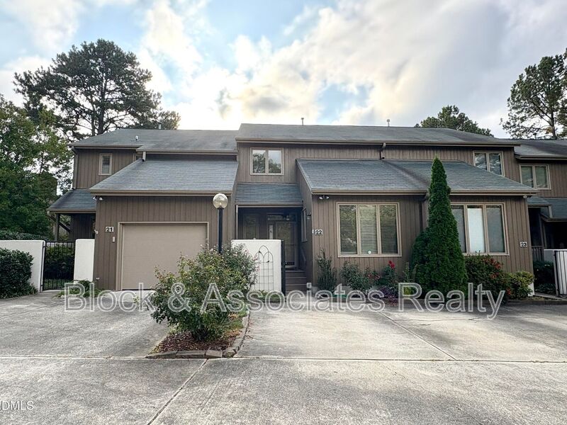 Chapel Hill House: 22 Bayswater Pl