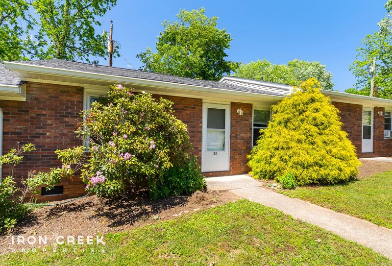 Black Mountain House: 250 Avena Rd