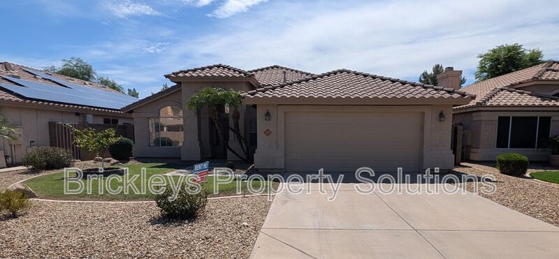 Gilbert House: 929 N Quail Ln