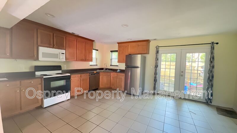 Spacious 3-Bedroom Home with Primary Suite! - Photo 2