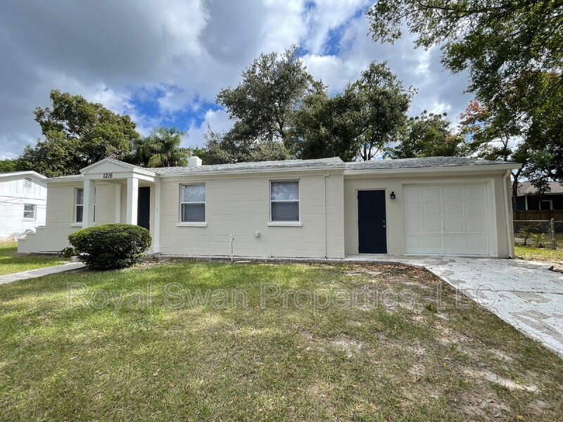 Lakeland House: 1216 Hartsell Avenue