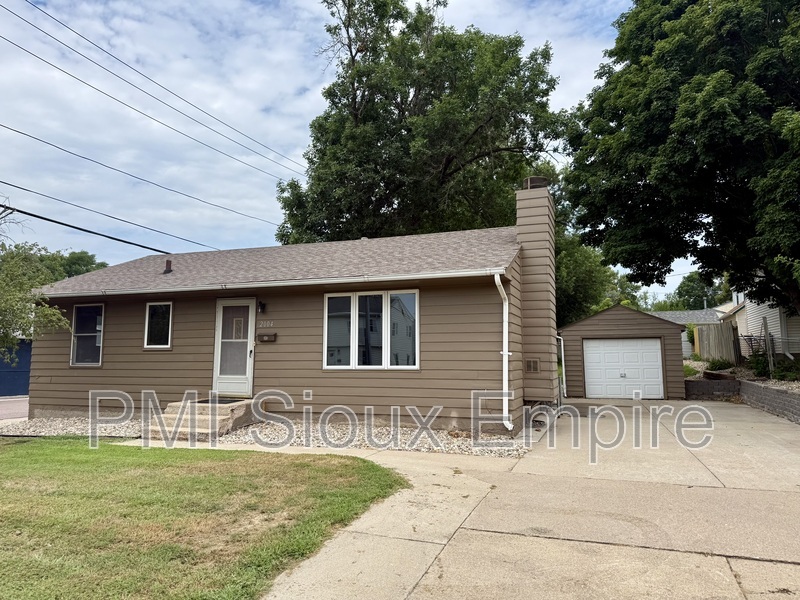 Sioux Falls House: 2004 w 33rd st