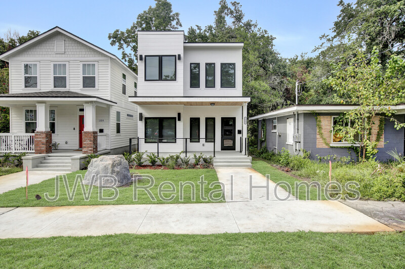 Jacksonville House: 218 2nd St E