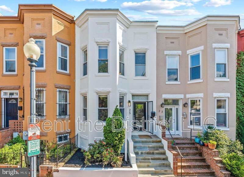 Washington Townhome: 25 Todd Place NE
