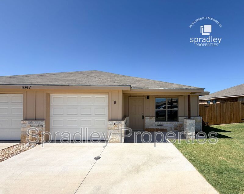 Belton Townhome: 1047B Edwards Dr