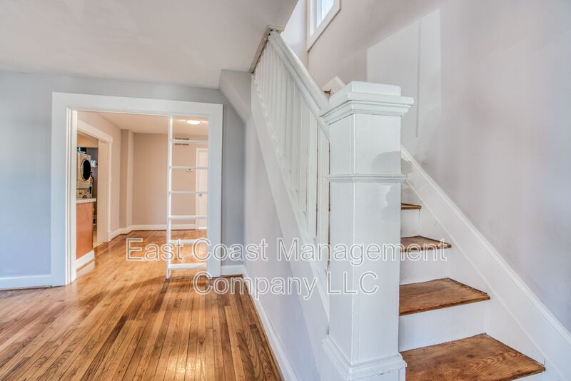 Dundalk House: 214 Center St